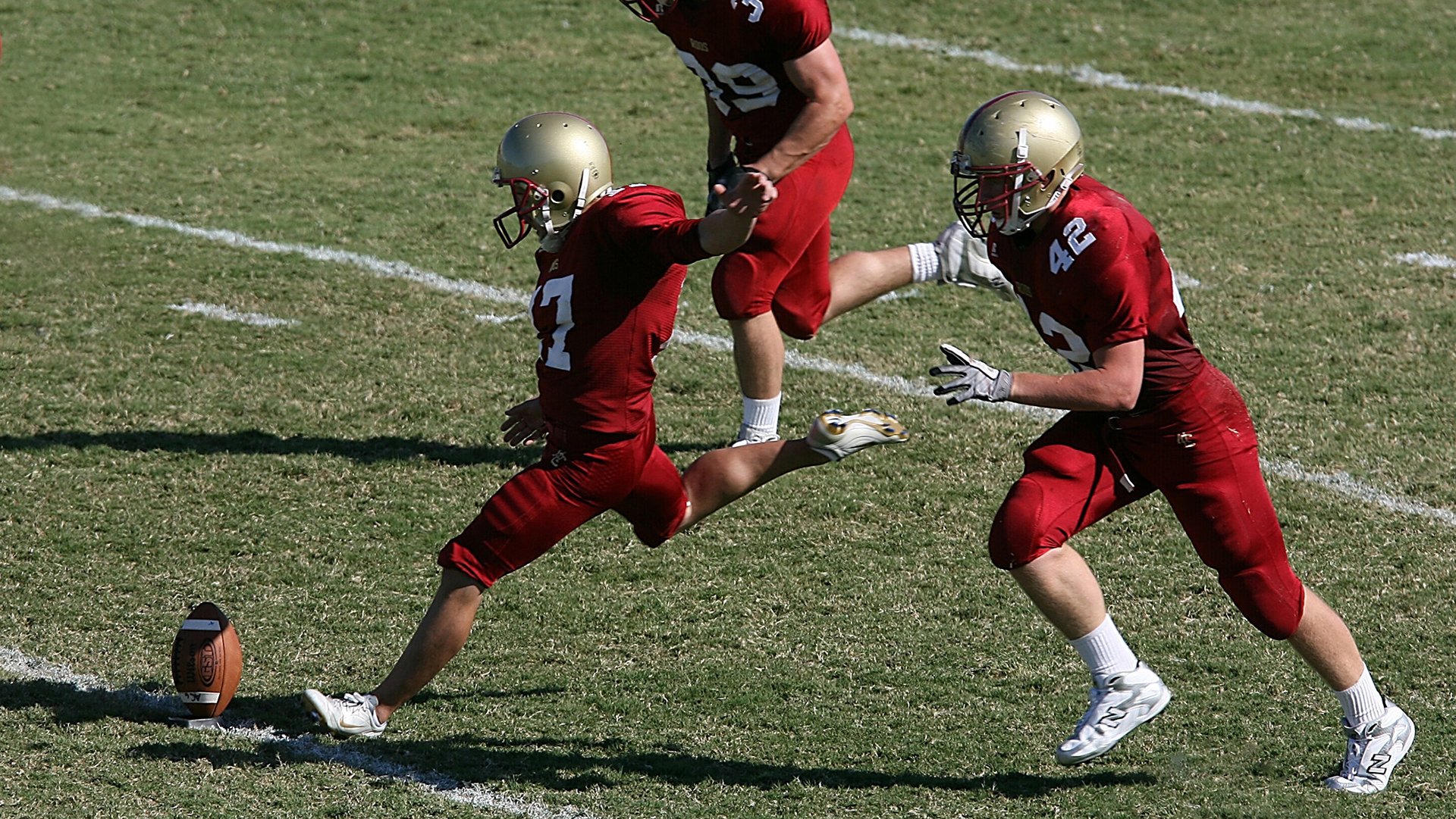 开云官方网站-德甲紧张对决，比分4-3，明星球员梅开二度，关键数据领先，德甲对抗