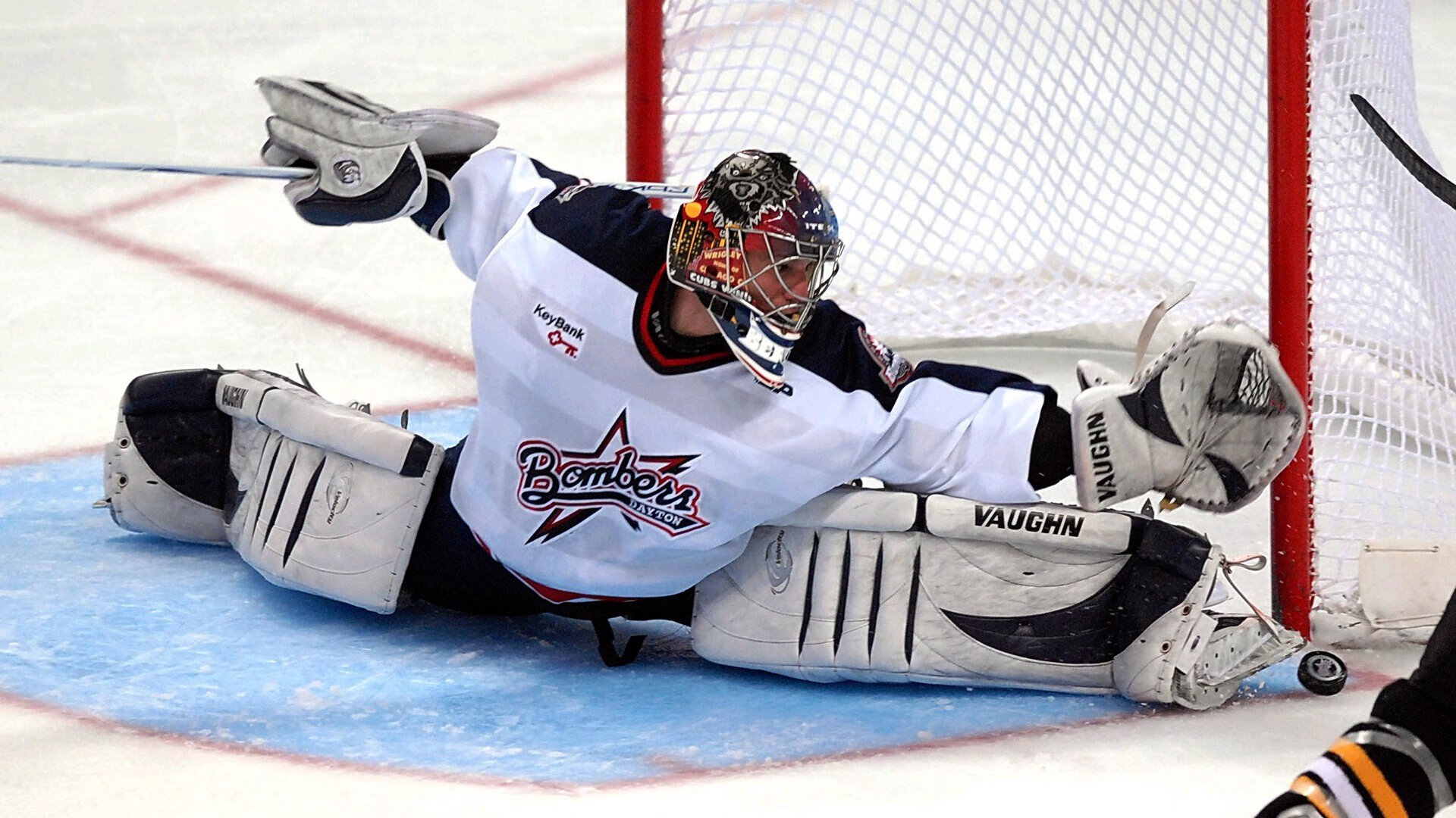 夜空灯光飞盘表演，灯火璀璨中的飞盘奇观，飞碟灯的危害